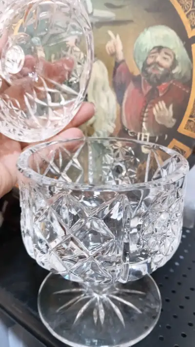 Bombonera de cristal tallado con tapa - miniatura 1