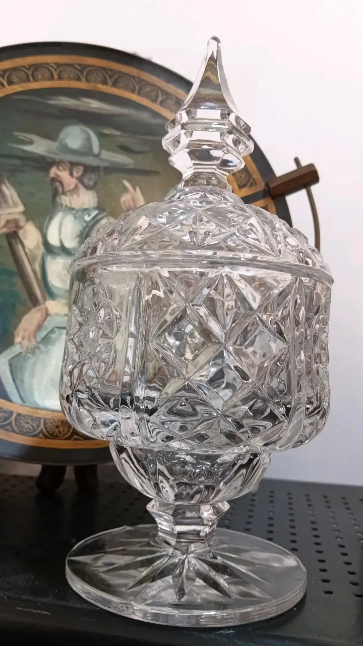 Bombonera de cristal tallado con tapa - 2