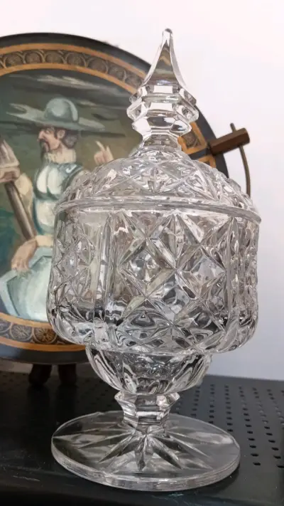 Bombonera de cristal tallado con tapa - miniatura 2