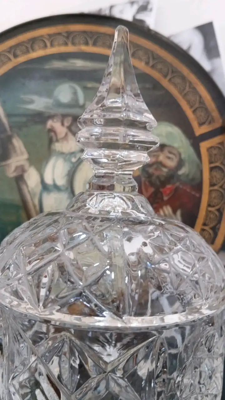 Bombonera de cristal tallado con tapa - 3