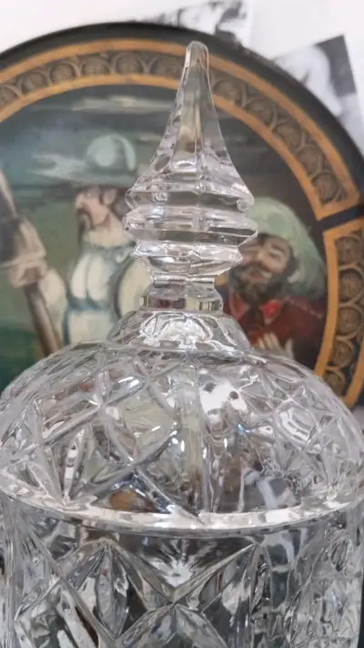 Bombonera de cristal tallado con tapa - miniatura 3