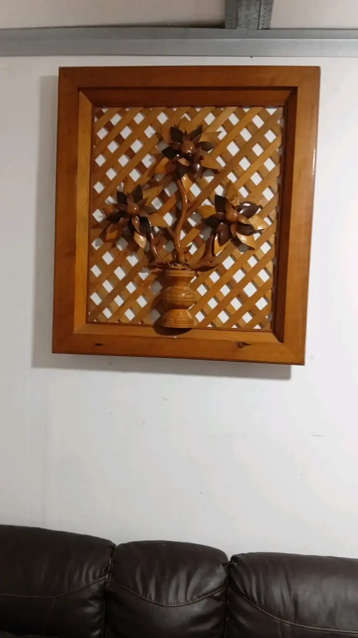 Cuadro Decorativo de Madera con Flores Talladas - 2