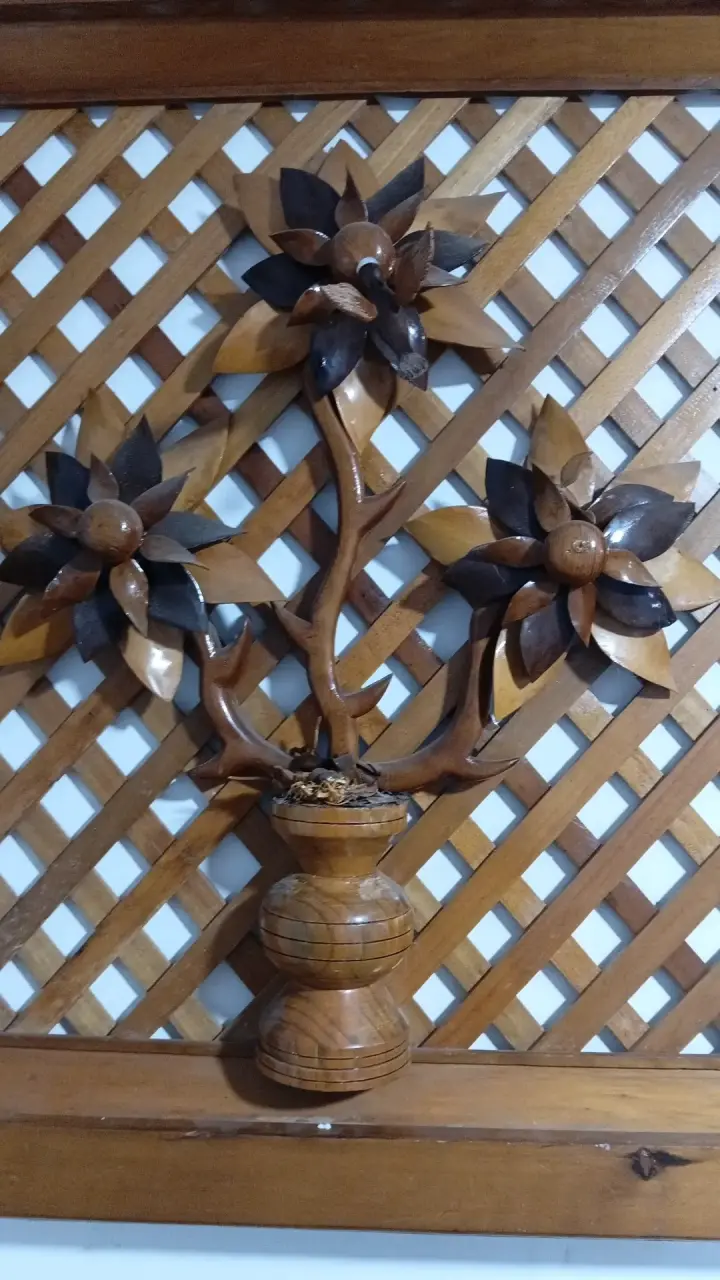 Cuadro Decorativo de Madera con Flores Talladas - 5