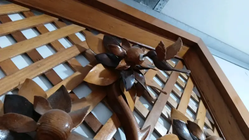 Cuadro Decorativo de Madera con Flores Talladas - 6