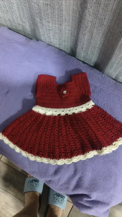 Vestido tejido rojo para niña con detalles blancos - miniatura 1