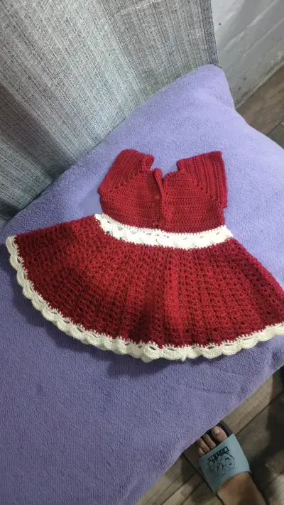 Vestido tejido rojo para niña con detalles blancos - miniatura 2