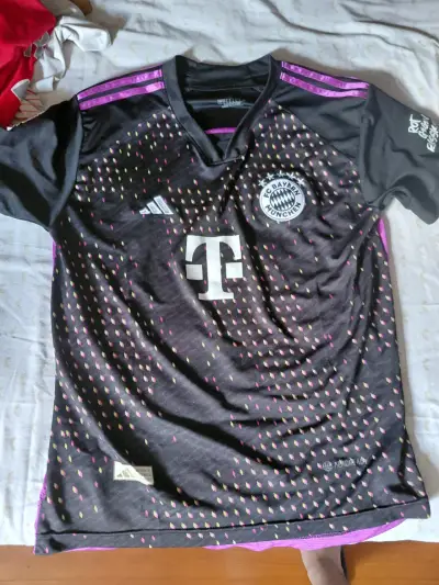 Camiseta FC Bayern München Negra y Rosa - miniatura 1