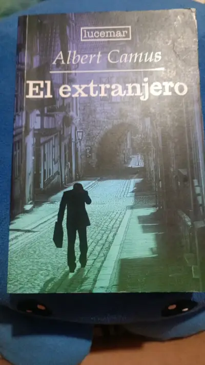 Libro 'El Extranjero' de Albert Camus - miniatura 1