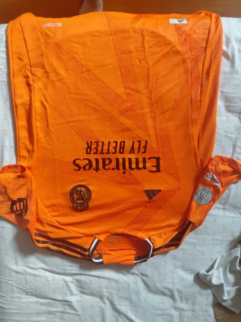 Camiseta de fútbol naranja Real Madrid Mbappé - 1