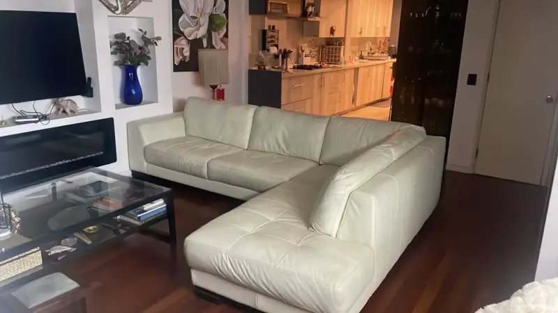 Sofá seccional 100% cuero blanco en buen estado - 1