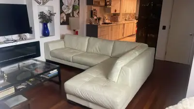Sofá seccional 100% cuero blanco en buen estado - miniatura 1