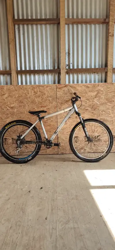 Bicicleta de dirt custom - miniatura 1