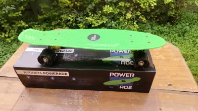 Patineta Powerade verde para niños - miniatura 1