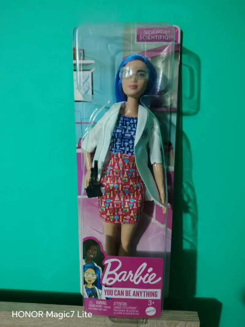 Muñeca Barbie Científica con Bata y Gafas - 1