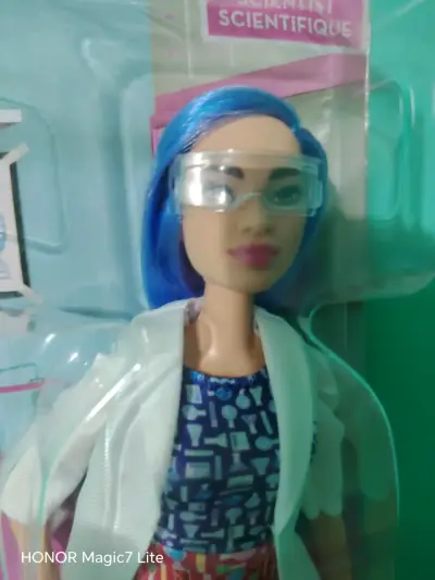 Muñeca Barbie Científica con Bata y Gafas - miniatura 2