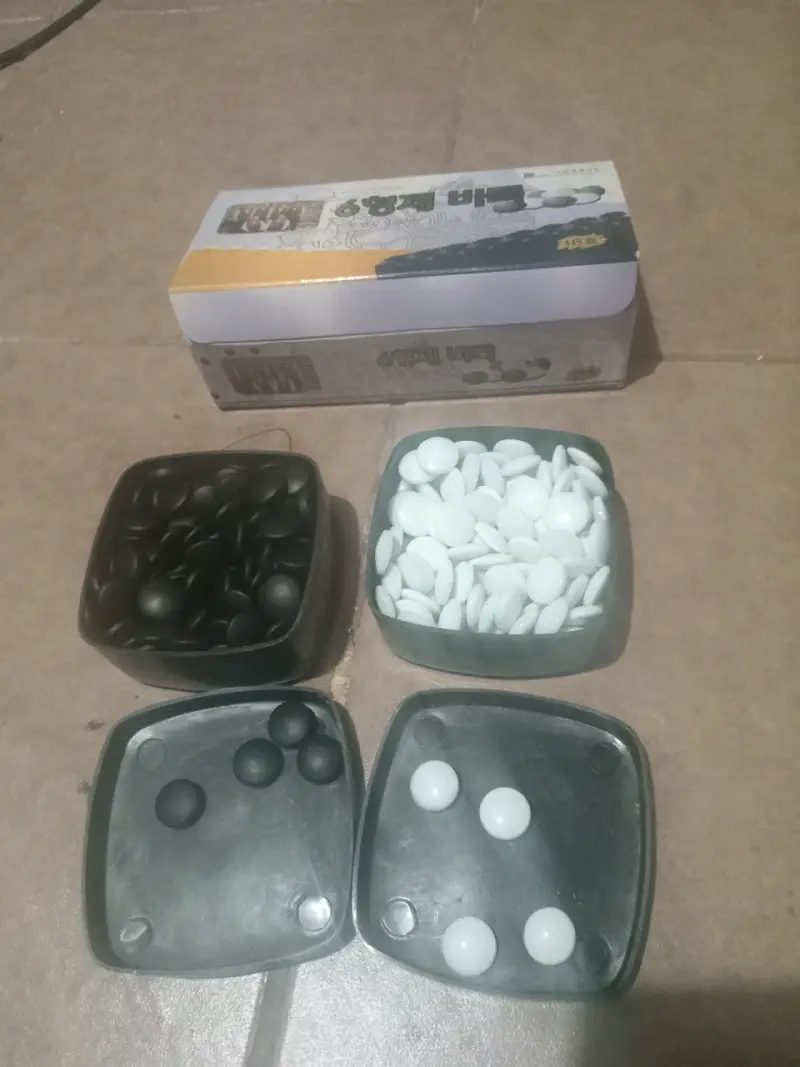 Juego de mesa Go con piedras blancas y negras - 2