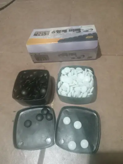 Juego de mesa Go con piedras blancas y negras - miniatura 2