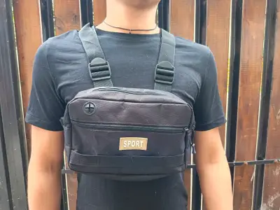 Riñonera de pecho negra con correas ajustables - miniatura 1
