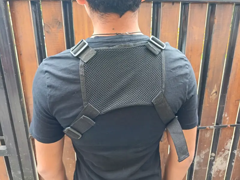 Riñonera de pecho negra con correas ajustables - 2