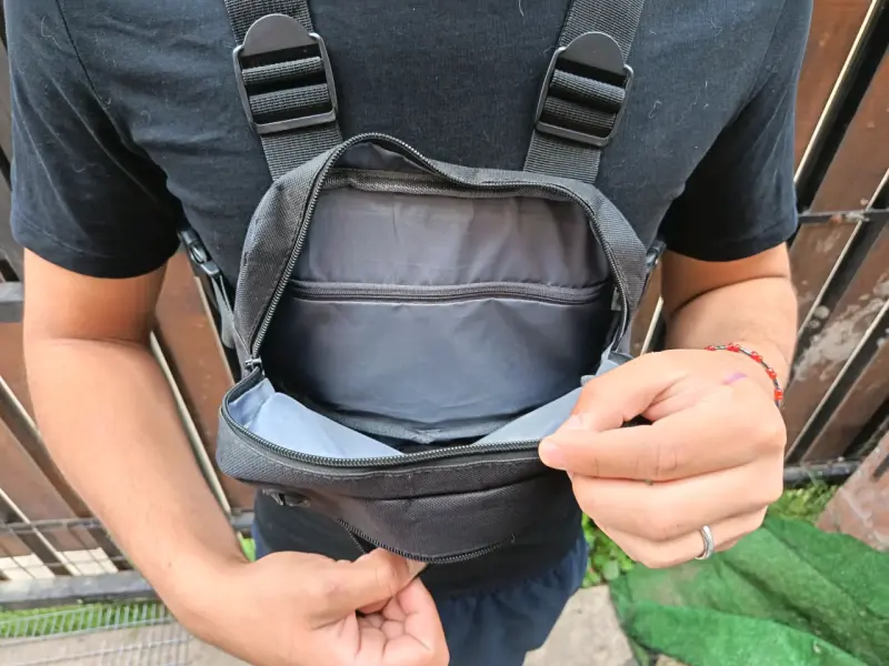Riñonera de pecho negra con correas ajustables - 3