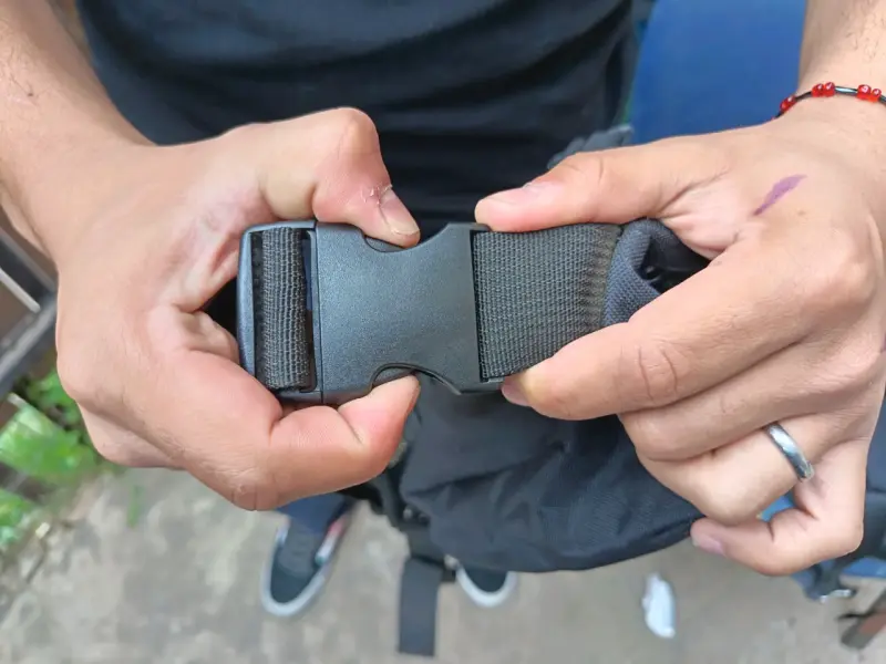 Riñonera de pecho negra con correas ajustables - 4