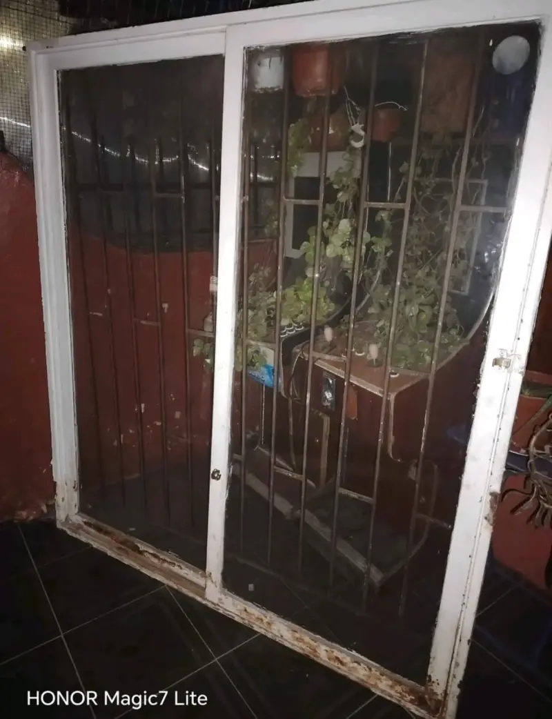 Puerta corredera de vidrio con rejas
