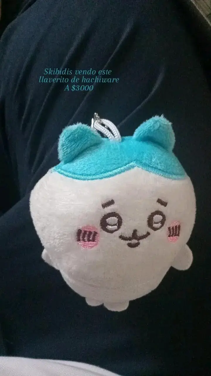 Llavero de peluche Hachiwari azul y blanco
