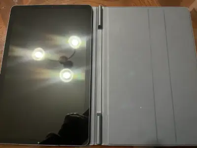 Tablet Samsung Galaxy Tab con funda negra - miniatura 1