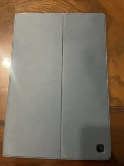 Tablet Samsung Galaxy Tab con funda negra - miniatura 2