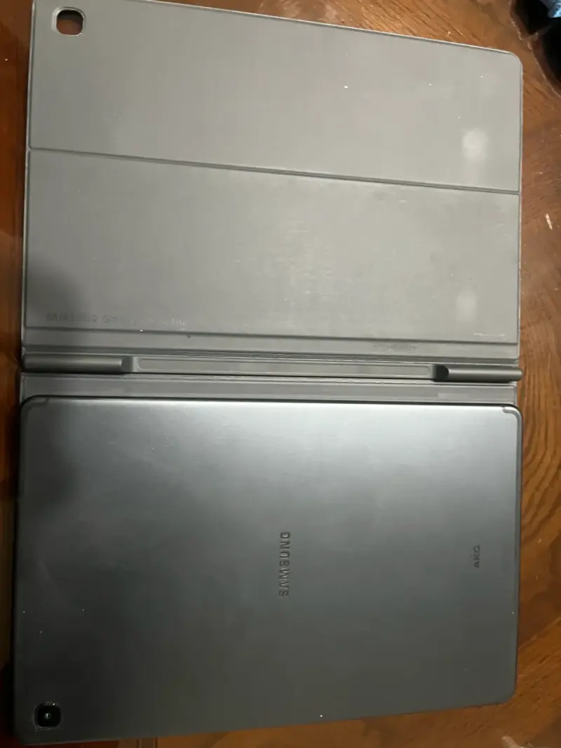 Tablet Samsung Galaxy Tab con funda negra - 4