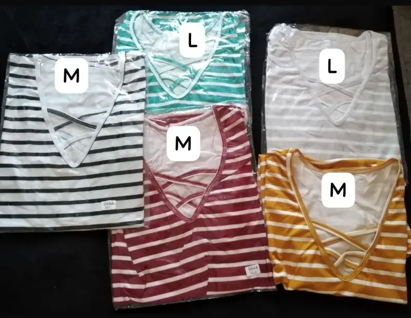 Polera de rayas con hombros descubiertos - 2