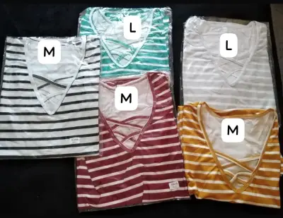 Polera de rayas con hombros descubiertos - miniatura 2