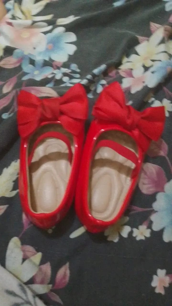Zapatos de niña rojos con lazo