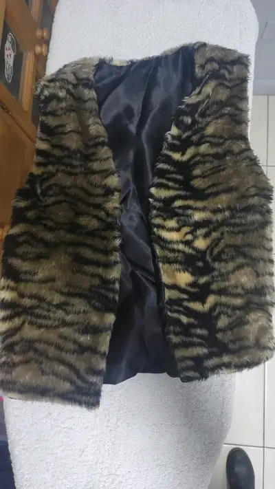Chaleco de piel sintética con diseño de tigre - miniatura 1