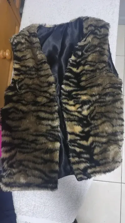 Chaleco de piel sintética con diseño de tigre - miniatura 2
