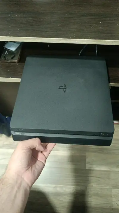 Consola PlayStation 4 Slim Negra en exelente estad - miniatura 1