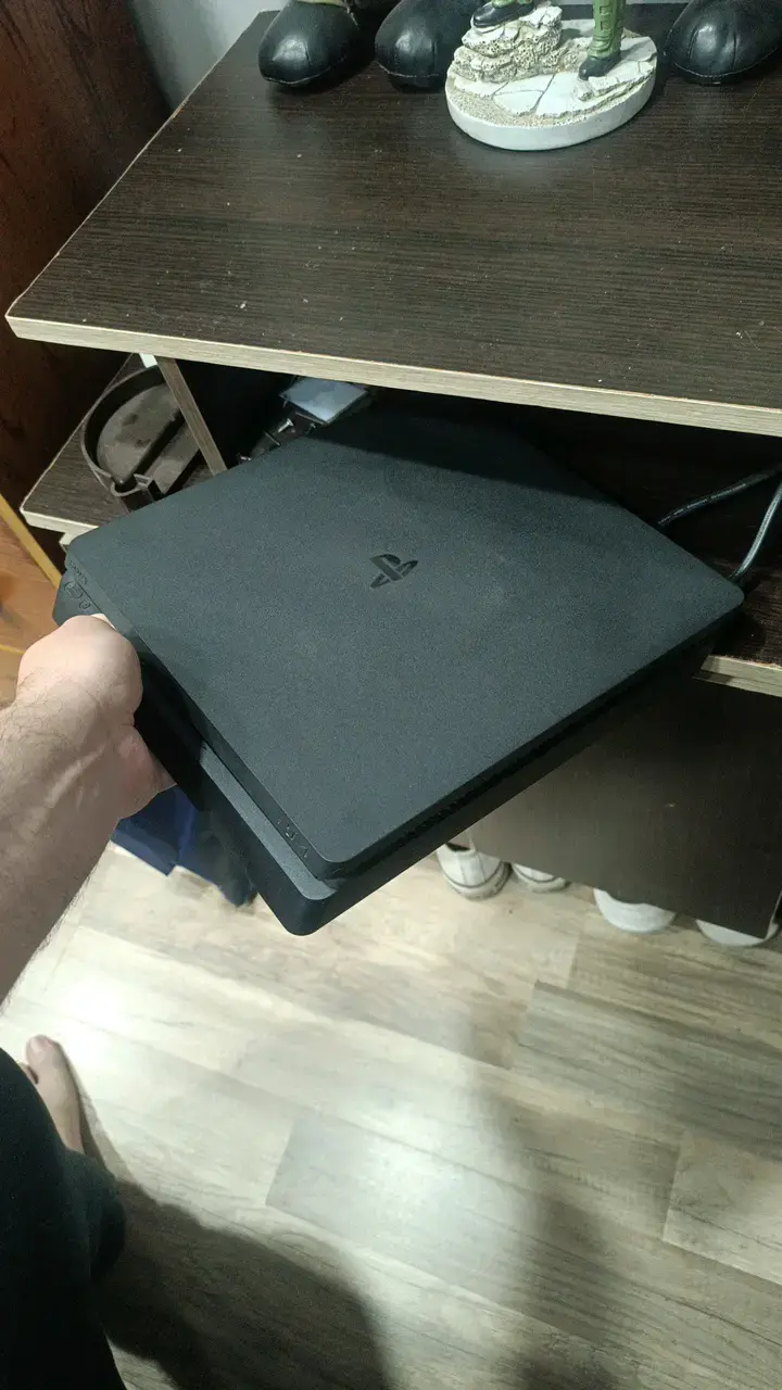 Consola PlayStation 4 Slim Negra en exelente estad - 2