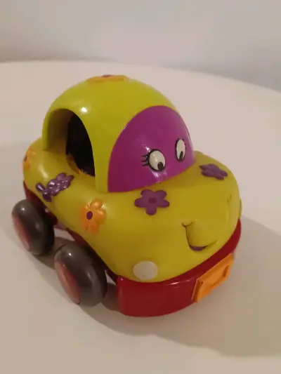 Auto de juguete infantil colorido con flores - miniatura 1