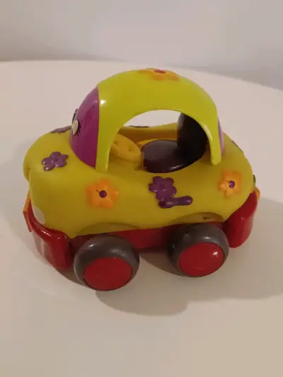 Auto de juguete infantil colorido con flores - miniatura 2