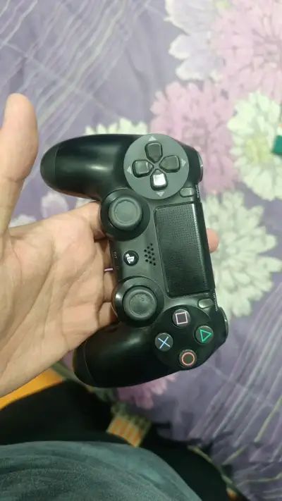 Consola PlayStation 4 Slim Negra en exelente estad - miniatura 3