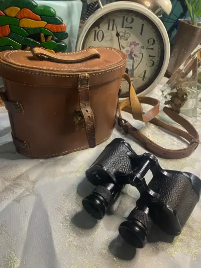Binoculares vintage con estuche de cuero - miniatura 1