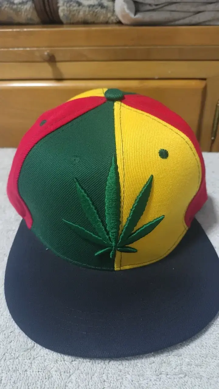 Gorra Rasta Multicolor con Hoja de Cannabis - 1