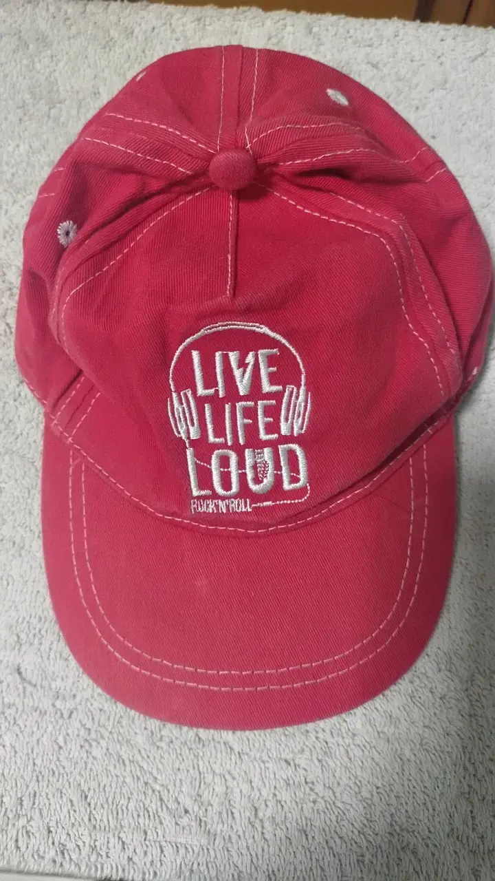 Gorra roja de algodón con diseño 'Live Life Loud' - 1