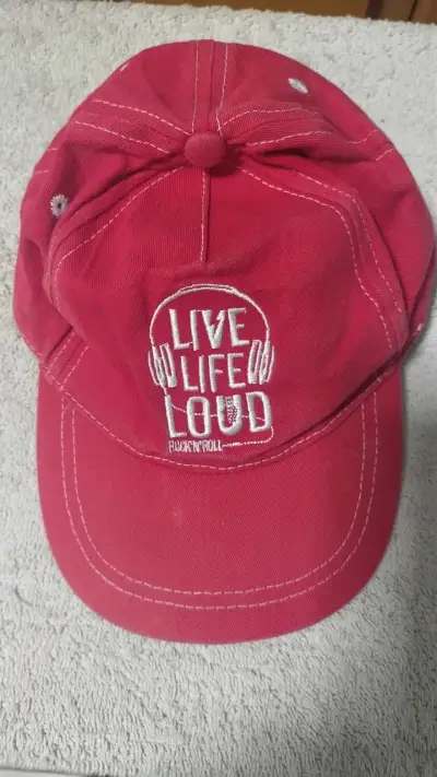 Gorra roja de algodón con diseño 'Live Life Loud' - miniatura 1