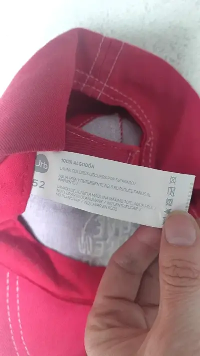 Gorra roja de algodón con diseño 'Live Life Loud' - miniatura 2
