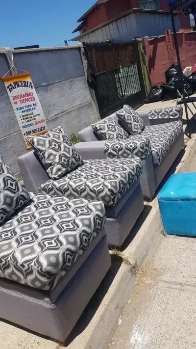 Juego de sillones grises con cojines estampados - miniatura 1