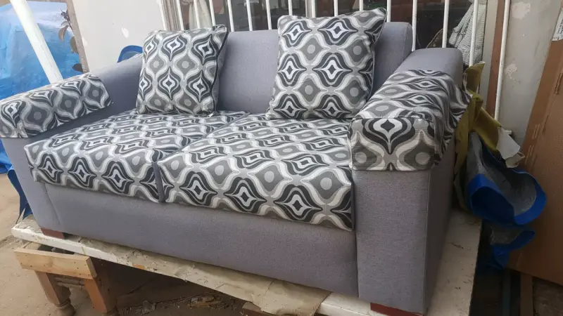 Juego de sillones grises con cojines estampados - 2