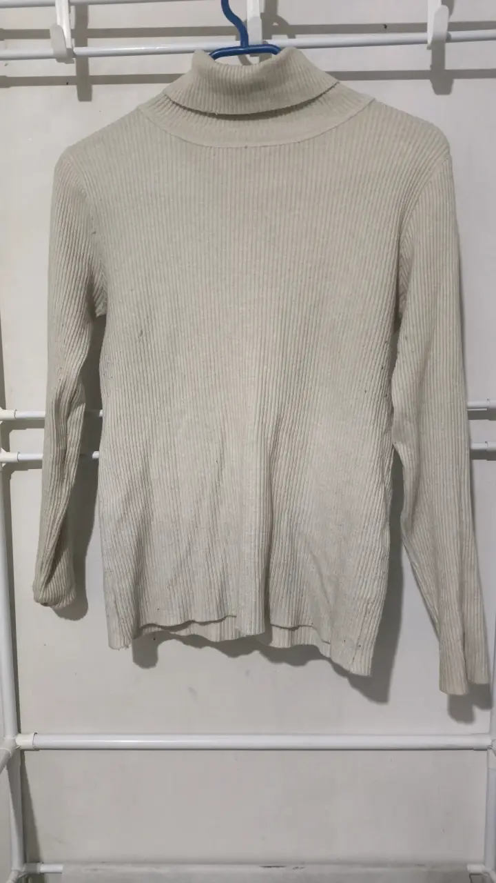 Suéter de cuello alto beige para mujer