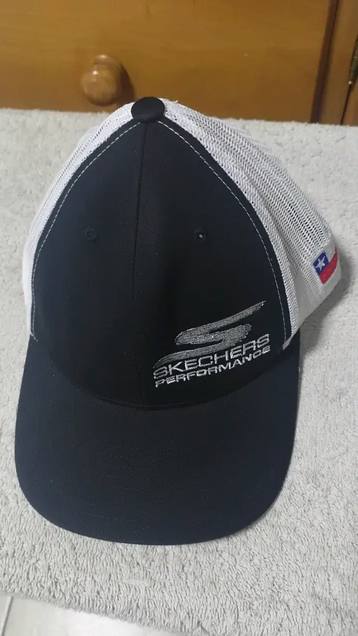 Gorra Skechers Performance negra y blanca - 1