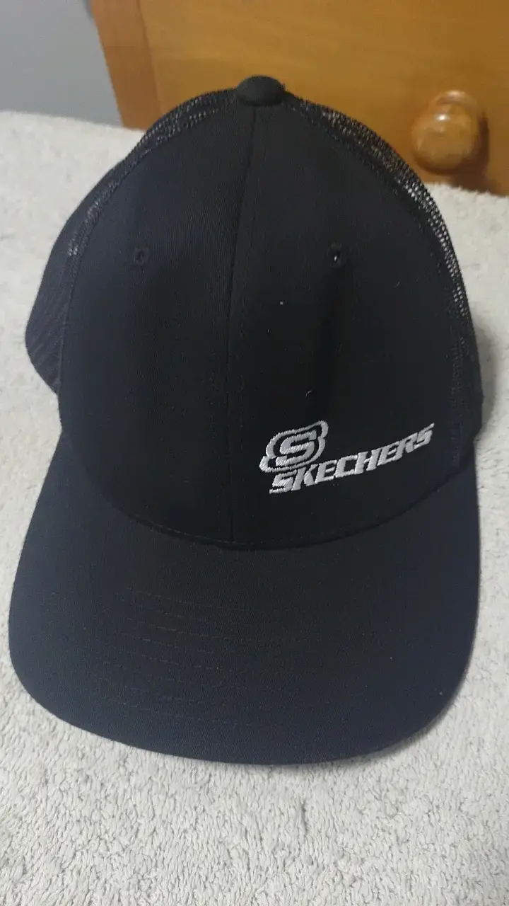 Gorra negra Skechers con malla - 1
